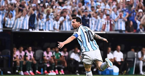 Un triplete de Messi ilusiona a Argentina y hace soñar a su país con otra estrella