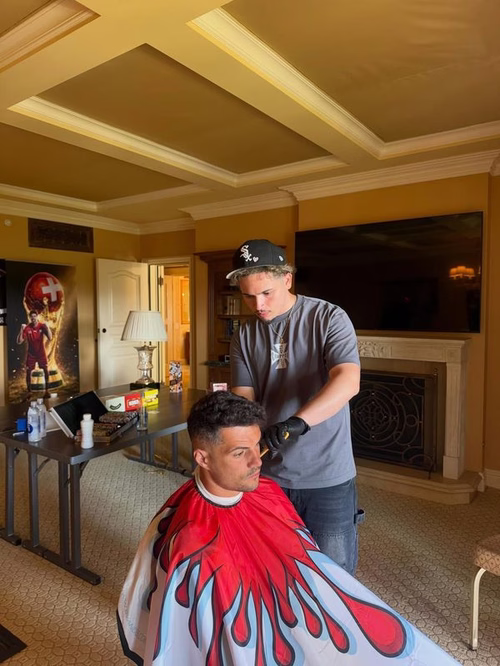 Bieler Coiffeur Florian Emini schnitt Xhaka und Co. im WM