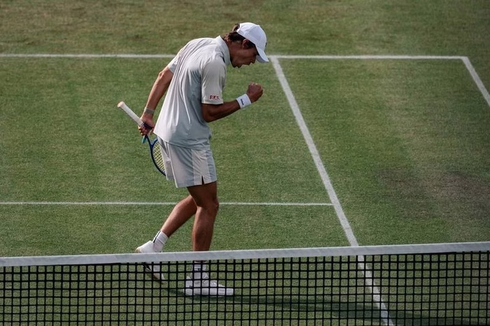 De Minaur bate Shapovalov e enfrenta Nakashima em Queen’s