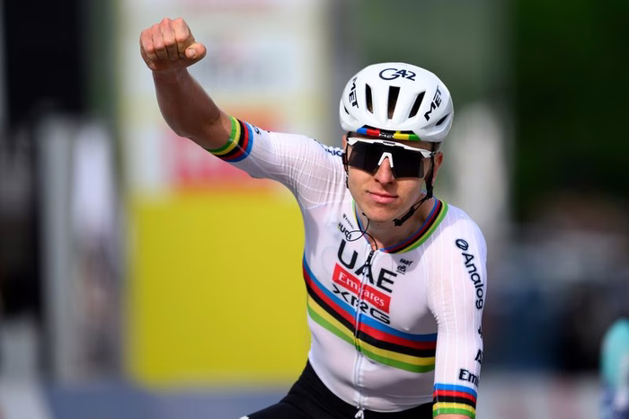 LIVE Giro di Svizzera 2026, tappa di oggi in DIRETTA: Tadej Pogacar torna in gara pensando al Tour