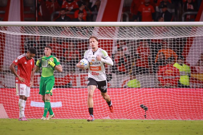 Quem é o volante da Série B que interessa ao Santos