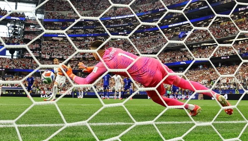 Livakovic defende pênalti de Harry Kane, mas VAR manda voltar