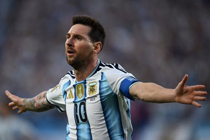 Com hat-trick de Messi, Argentina vence Argélia em estreia na Copa