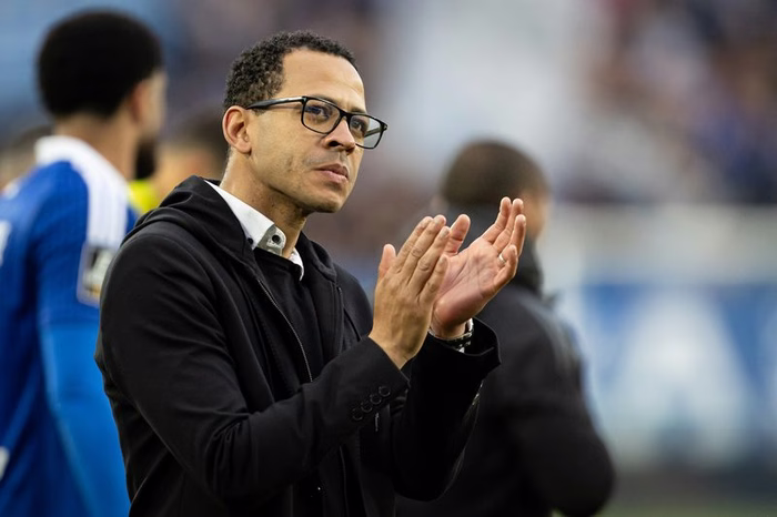 Le Paris FC pense à Liam Rosenior