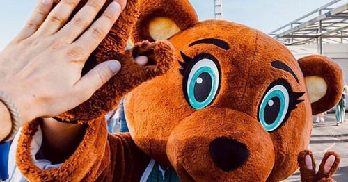 Paula, la mascotte de l'Elan Béarnais va transpirer pour la belle au Palais des sports de Pau