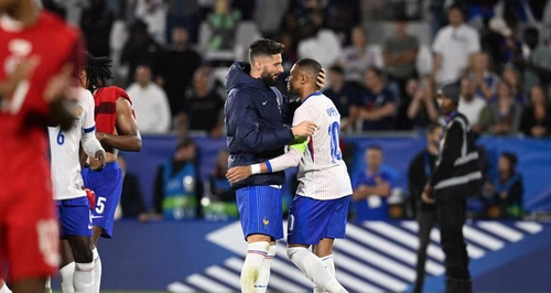 "Je te souhaite d'en marquer encore 50 autres" : Giroud admiratif devant Mbappé et lui prédit un avenir historique