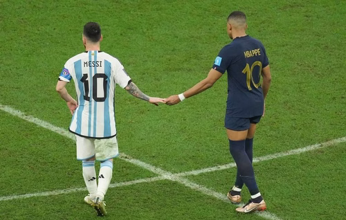 Coupe du monde 2026 : Kylian Mbappé a fait dédicacer le ballon de la finale du Mondial 2022 par… Lionel Messi