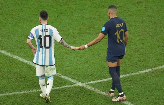 Coupe du monde 2026 : Kylian Mbappé a fait dédicacer le ballon de la finale du Mondial 2022 par… Lionel Messi