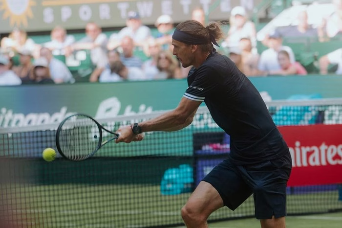 Zverev vence a nona seguida e iguala marca de Sinner na temporada