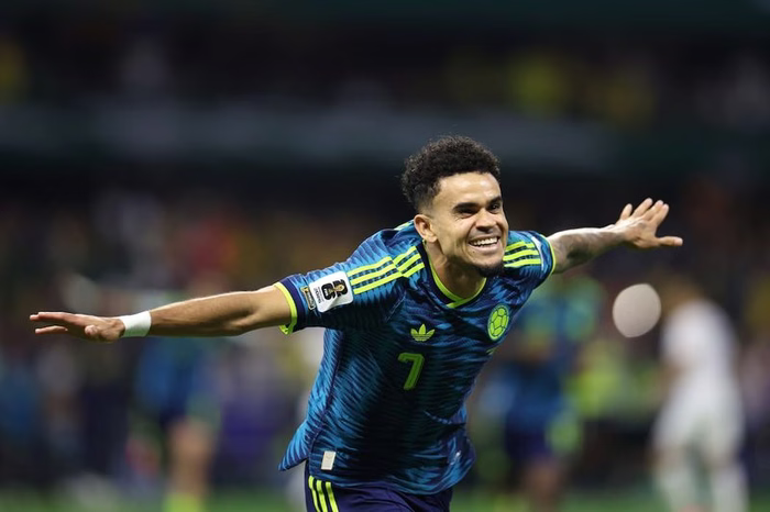 El debut de Luis Díaz en un Mundial fue mucho para el de Uzbekistán: asistió y anotó en el 3-1 de Colombia