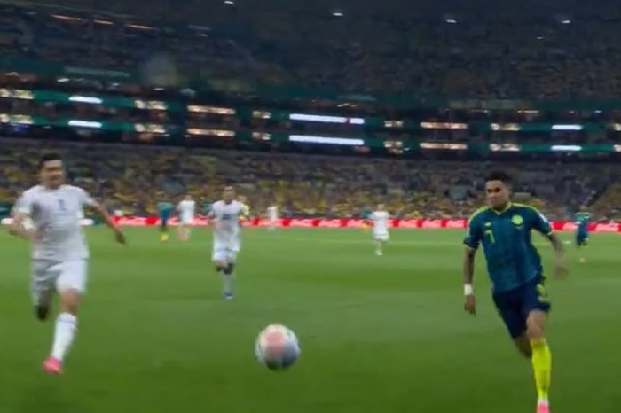 Un futbolista de Uzbekistán chocó contra un camarógrafo y lo lesionó durante el partido con Colombia