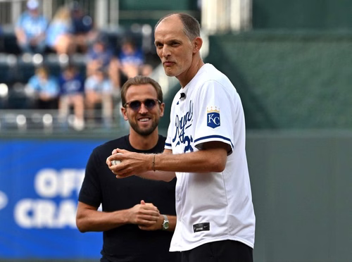 Harry Kane e Tuchel arriscam arremessos em jogo de beisebol; imagens