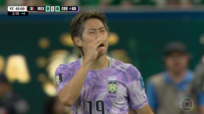 Lee Kang-in discute com Érik Lira em México x Coreia do Sul