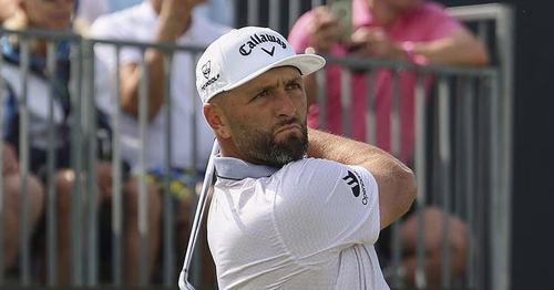 Jon Rahm permanece al acecho tras una primera ronda inacabada