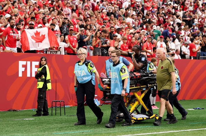 La grave entrada a Koné encoge el corazón a Canadá: «Se escuchó el crujido del hueso...»