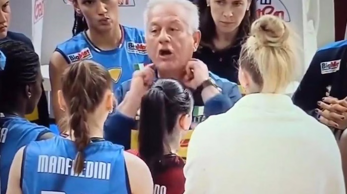 out di fuoco: "Loro hanno le vene così e noi abbiamo la faccia del..."
