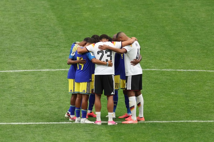 Meia da Alemanha explica roda de oração com jogadores de Curaçao