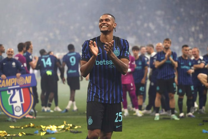 😂 Akanji scopre il rinnovo di Chivu ai microfoni di Sky: “Non avevo visto! Sono molto felice, adoro lavorare con lui”