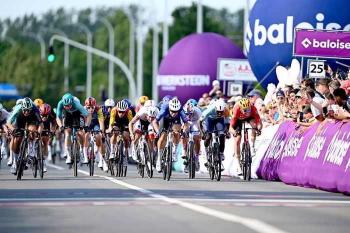 Giro del Belgio 2026, super volata di Olav Kooij nella quarta tappa. Battuti Merlier e Philipsen