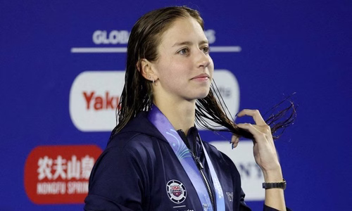 Kate Douglass schwimmt Weltrekord über 50 m Kraul