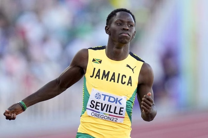 Oblique Seville fa tremare i 100 metri: lampo regolare a Kingston. Ed esplode un nuovo fenomeno U20