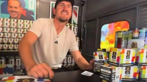 VIDEO Mondiali, Maguire non convocato? A New York distribuisce figurine Panini