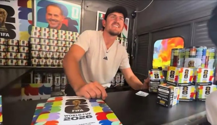 Harry Maguire: zagueiro fora da Copa distribui figurinhas em NY