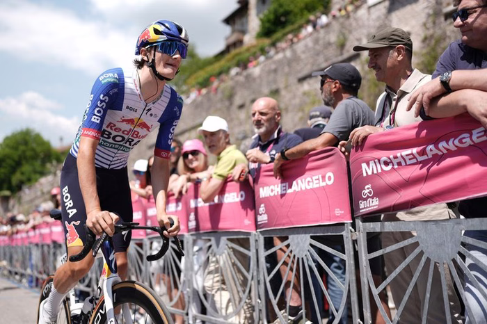 Cosa è successo a Giulio Pellizzari al Giro di Slovenia: arrivo in parata con un compagno, ma la vittoria…