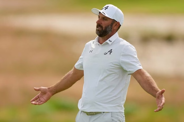 Dustin Johnson, a diez años de ganar su primer Major en el mismo torneo, sufrió el búnker maldito en el US Open