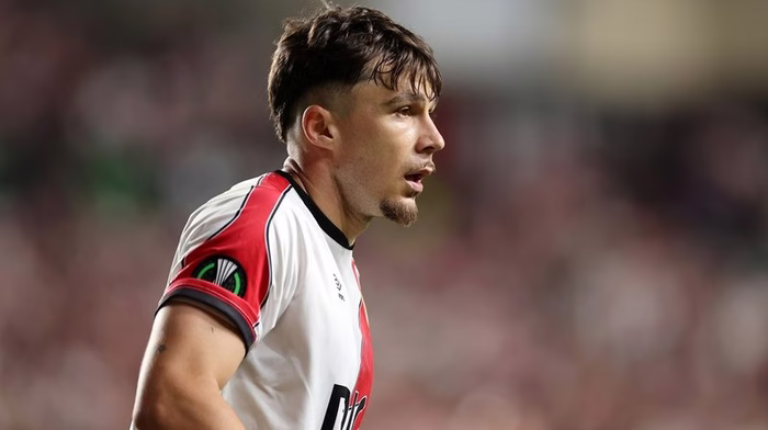 Günstiger Verteidiger: Liverpool zeigt Interesse an Conference-League-Finalist