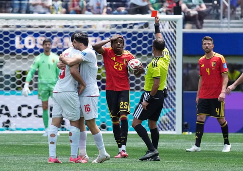 Quem é o jogador da Bélgica que foi expulso contra o Irã