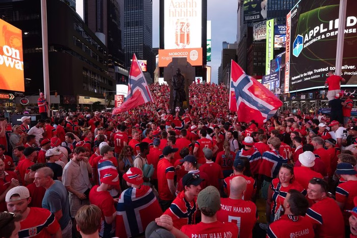 Fans übernehmen den Times Square in New York