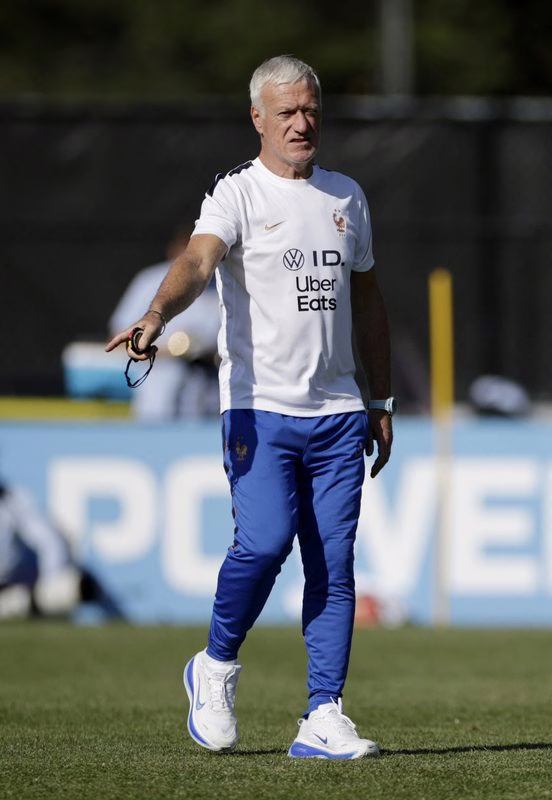 Deschamps explica função de Dembélé na França e discorda de críticas: "Você está no pé dele"