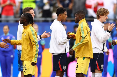 Saiba por que jogador da Inglaterra usa máscara