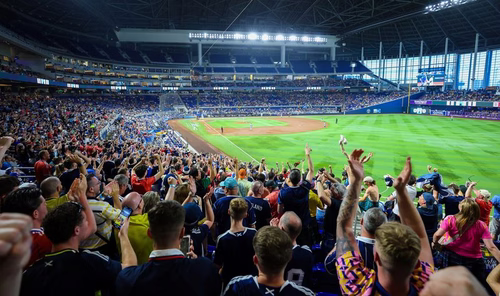 Torcida da Escócia invade jogo da MLB antes de enfrentar o Brasil