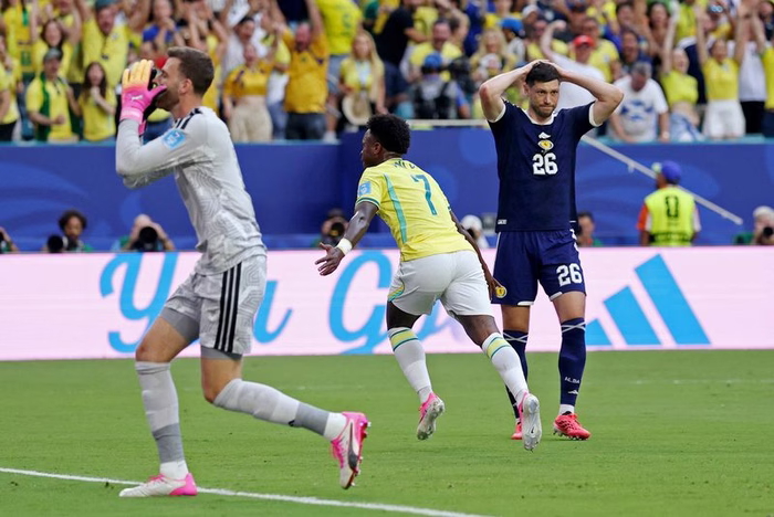 Quem é o zagueiro da Escócia que falhou no primeiro gol de Vini Jr?