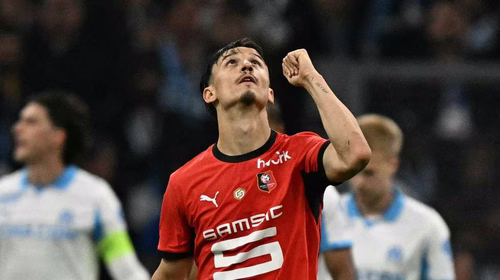 Estéban Lepaul, artilheiro da Ligue 1, renova com o Rennes