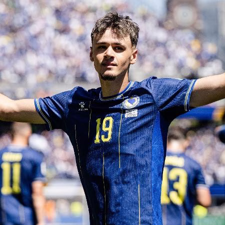 Bósnio de 18 anos supera Yamal e Messi com gol na Copa: 'Não pensei muito'