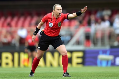 Árbitra catarinense Charly Wendy apita Copa do Mundo Feminina sub-20