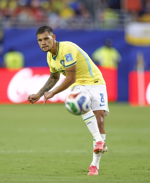 Bruno Guimarães recebe proposta do Arsenal, mas Newcastle recusa