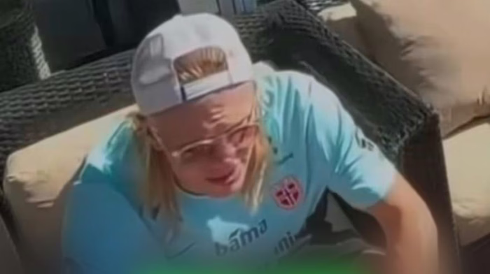 Haaland scherza con un tifoso: si finge l’addetto social della Norvegia, il video è virale