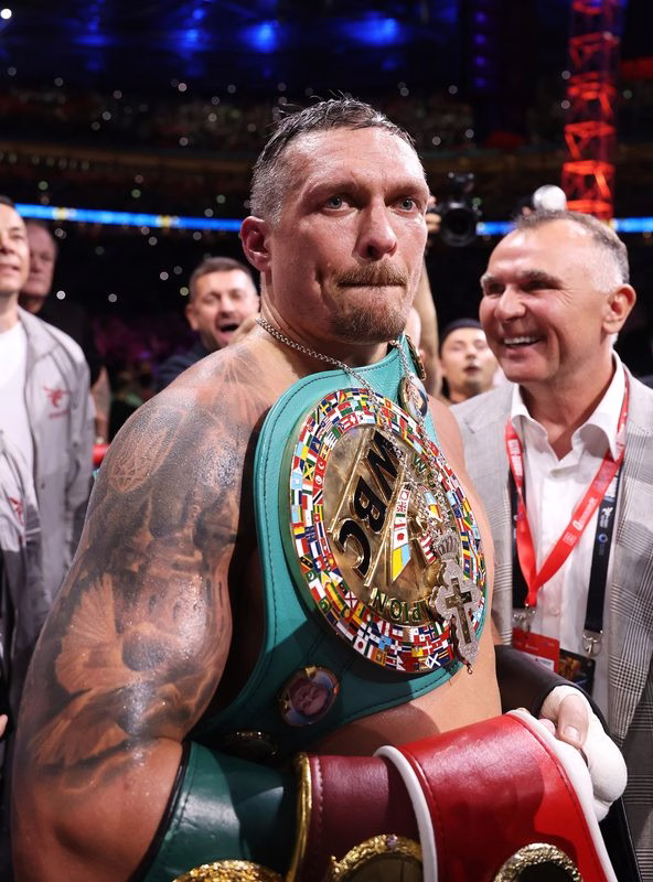 Usyk abre mão de 3 cinturões mundiais antes de se despedir do boxe