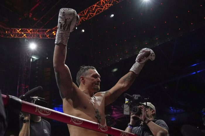 Oleksandr Usyk abbandona i titoli mondiali! Stravolgimento nella boxe, pesi massimi in subbuglio: ora cosa succede?