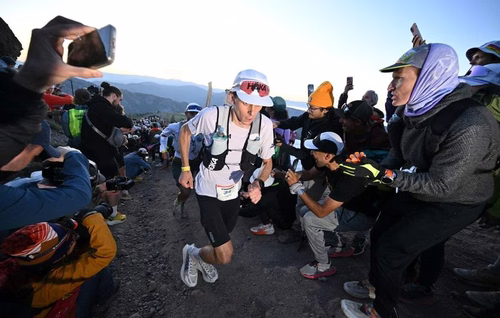 Vincent Bouillard écrit l’histoire en remportant la Western States 100, la course d’ultra-trail la plus dure au monde