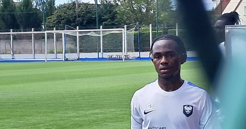 Le prometteur milieu de terrain Josué Kimboma signe son premier contrat pro au SM Caen