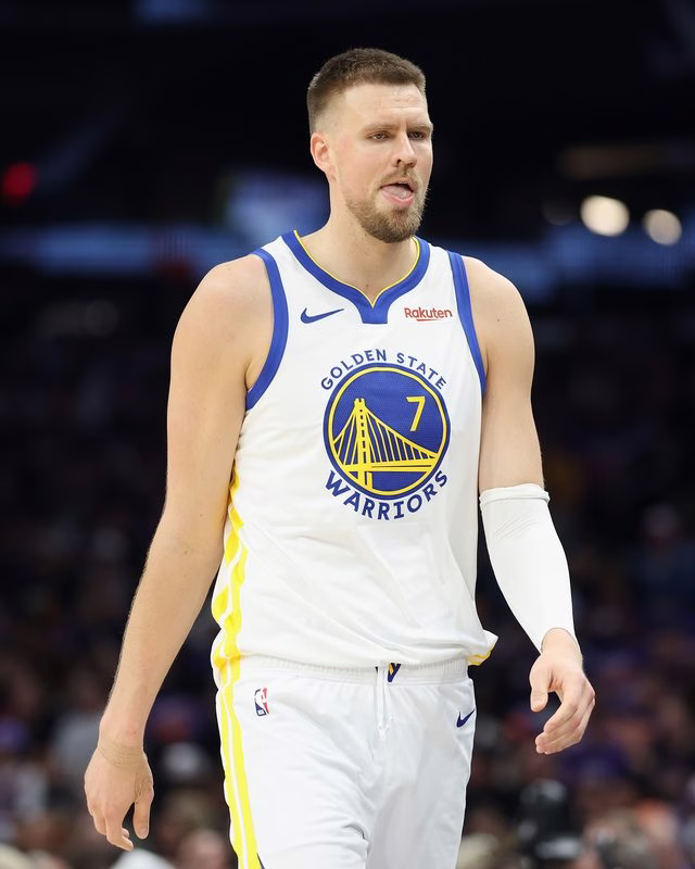 Kristaps Porzingis renova com Warriors por R$ 200 milhões na NBA