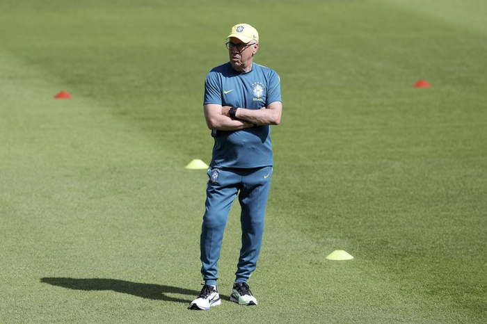 Sem titulares, Brasil inicia preparação para oitavas da Copa