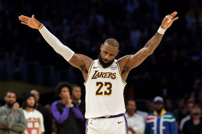Los Angeles Lakers le dio la despedida a LeBron James, que se acerca a Golden State Warriors
