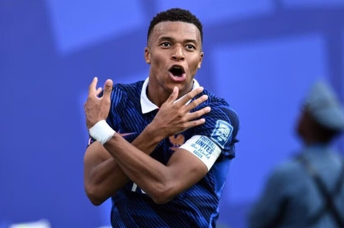 Michael Olise: Sagnol diz que meia do Bayern merece Bola de Ouro