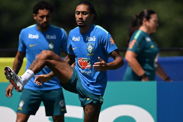 Raphinha volta ao grupo da Seleção; veja provável time para oitavas